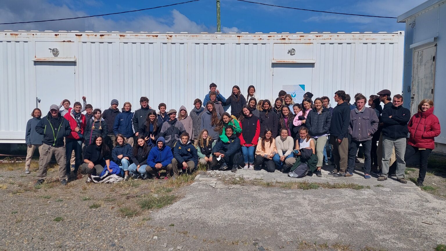 Comunidad de Punto de Encuentro reunida al aire libre